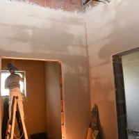 Prace tynkarskie wewnątrz budowanej sali gimnastycznej w Zagorzycach