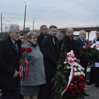 Przedstawiciele władz r&oacute;żnych szczebli w Kozłowie na uroczystości poświęcenia nagrobk&oacute;w zamordowanych rodzin za pomoc Żydom