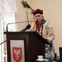 Prezes Racławickiego Towarzystwa Kulturalnego Eugeniusz Skoczeń wywołuje Ministra Andrzeja Adamczyka do odznaczenia In Memoriam Kościuszko