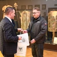 Wicestarosta Paweł Osikowski wręcza materiały o ziemi miechowskiej