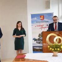 Życzenia i gratulacje dla Jubilat&oacute;w w imieniu Starosty Miechowskiego złożył Janusz Patyna, kierownik PCPR