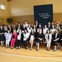 Pożegnanie maturzyst&oacute;w w ZS Nr 1 w Miechowie - pamiątkowe zdjęcie