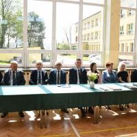 Pożegnanie maturzyst&oacute;w w ZS Nr 2 w Miechowie - dyrekcja i grono pedagogiczne
