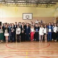 Pożegnanie maturzyst&oacute;w w ZS Nr 2 w Miechowie - pamiątkowe zdjęcie