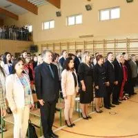 Pożegnanie maturzyst&oacute;w w ZS Nr 1 w Miechowie - odśpiewanie hymnu