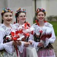 Młodzież 3 Maja w Miechowie rozdawała biało-czerwone atrybuty 
