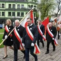 3 Maja 2023 w Miechowie - poczty sztandarowe samorząd&oacute;w, służb, szk&oacute;ł i r&oacute;żnych organizacji