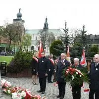 3 Maja 2023 w Miechowie - władze Powiatu Miechowskiego składają kwiaty pod Pomnikiem z Orłem
