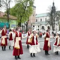 3 Maja 2023 w Miechowie - polonez w wykonaniu uczni&oacute;w ZS Nr 1