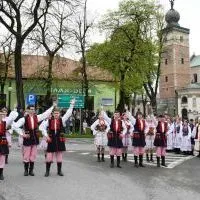 3 Maja 2023 w Miechowie - krakowiak w wykonaniu uczni&oacute;w ZS Nr 2