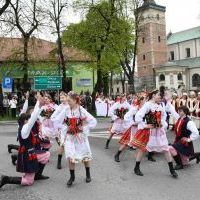 3 Maja 2023 w Miechowie - żywiołowy krakowiak w wykonaniu uczni&oacute;w ZS Nr 2