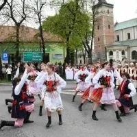 3 Maja 2023 w Miechowie - żywiołowy krakowiak w wykonaniu uczni&oacute;w ZS Nr 2