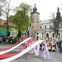3 Maja 2023 w Miechowie - układ z flagami w wykonaniu uczni&oacute;w ZS Nr 2
