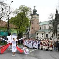 3 Maja 2023 w Miechowie - układ z flagami cd. w wykonaniu uczni&oacute;w ZS Nr 2