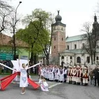 3 Maja 2023 w Miechowie - układ z flagami cd. w wykonaniu uczni&oacute;w ZS Nr 2