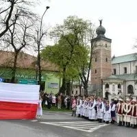 3 Maja 2023 w Miechowie - układ z flagami uczni&oacute;w ZS Nr 2 zakończył część taneczną uroczystości