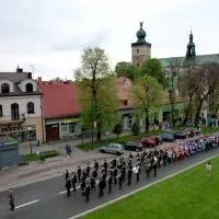3 Maja 2023 w Miechowie - przemarsz wok&oacute;ł Rynku