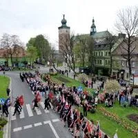 3 Maja 2023 w Miechowie - przejście pod Pomnik z Orłem