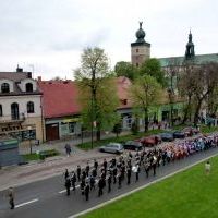 3 Maja 2023 w Miechowie - przemarsz wokół Rynku