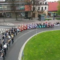 3 Maja 2023 w Miechowie - orkiestry dęte i młodzież na Rynku