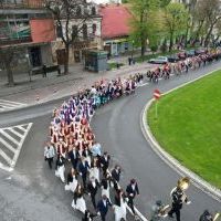 3 Maja 2023 w Miechowie - długi korowód na miechowskim Rynku