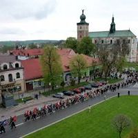 3 Maja 2023 w Miechowie - poczty sztandarowe maszerują w Rynku