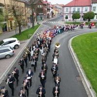 3 Maja 2023 w Miechowie - uroczysty przemarsz na Rynku