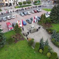 3 Maja 2023 w Miechowie - pomnik z Orłem w Rynku