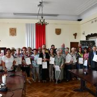 Seniorzy z powiatu miechowskiego na konferencji dotyczącej bezpieczeństwa na drogach