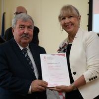 dyr. KPT Krystyna Sadowska wręcza Staroście Miechowskiemu certyfikat uczestnictwa w projekcie