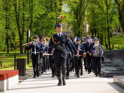 Powiatowe Święto Strażaka Miechów 2023 - przemarsz pododdziałów i gości do Parku Miejskiego w Miechowie