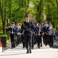 Powiatowe Święto Strażaka Miech&oacute;w 2023 - przemarsz pododdział&oacute;w i gości do Parku Miejskiego w Miechowie