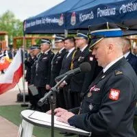 Powiatowe Święto Strażaka Miech&oacute;w 2023 - powitanie przez Komendanta Powiatowego mł. bryg. Michała Majdę