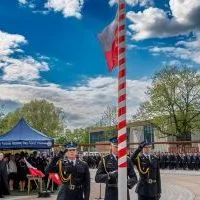 Powiatowe Święto Strażaka Miech&oacute;w 2023 - wciągnięcie flagi na maszt