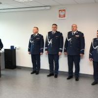 Starosta Miechowski Jacek Kobyłka gratuluje nowym komendantom KPP Miech&oacute;w