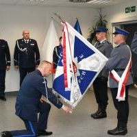 Powitanie sztandaru KPP Miechów przez nowego komendanta podinsp. Jacka Rosoła