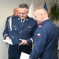 Komendant wojewódzki policji nadinsp. Michał Ledzion wręcza rozkaz mianowania podinsp. Jackowi Rosołowi