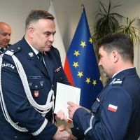 Komendant wojewódzki policji nadinsp. Michał Ledzion wręcza rozkaz mianowania podinsp. Piotrowi Galickiemu