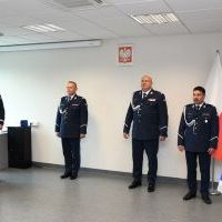 Komendant wojewódzki policji nadinsp. Michał Ledzion gratuluje nowym komendantom KPP Miechów