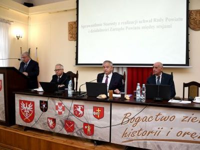 Sprawozdanie międzysesyjne wygłasza Starosta Miechowski Jacek Kobyłka