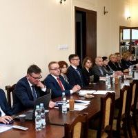 Dyrektorzy, kierownicy, naczelnicy i pracownicy jednostek powiatu na sesji drogowej