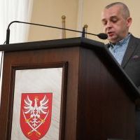 Sprawozdanie komunikacyjne składa Roman Wąwoźny, naczelnik Wydziału Komunikacji i Dróg miechowskiego starostwa