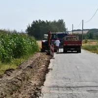 Poszerzanie pasa drogowego w Przybysławicach (gm. Kozł&oacute;w)