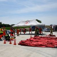 Powiatowe ćwiczenia taktyczno-bojowe 2023 na budowanej S7 - rozstawianie specjalistycznych namiot&oacute;w