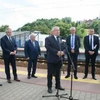 Minister Andrzej Adamczyk na stacji PKP Miech&oacute;w m&oacute;wi o Macieju Miechowicie