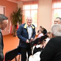Wicestarosta Paweł Osikowski w kozłowskiej bibliotece