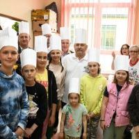 Wicestarosta Paweł Osikowski, W&oacute;jt Jan Zbigniew Basa z młodzieżą szykowali kulinarne specjały