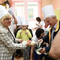 Szykowanie ciasta na gofry i naleśniki w kozłowskiej bibliotece