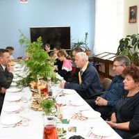 Leśne dobra na stołach w kozłowskiej bibliotece