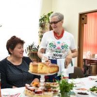 Stanisława Myrda z KGW Wierzbica uwija się przy stołach